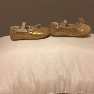 Baby Bloch girls metallic gold ballet slipper .